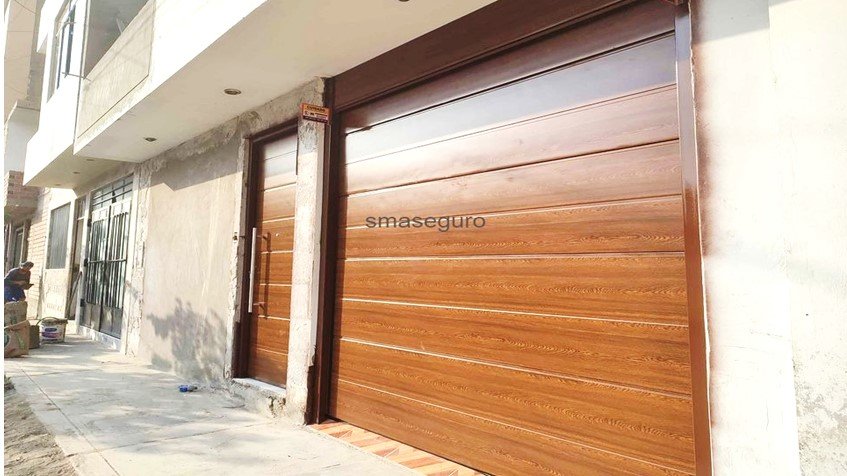 puerta de garaje para casa en modelo madera