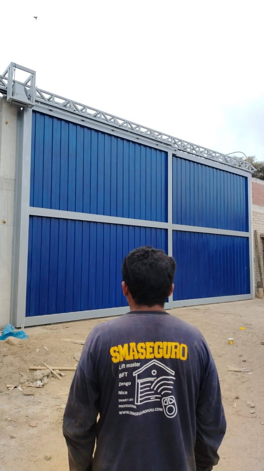 motor para portón corredizo industrial instalado en puerta metálica de gran tamaño