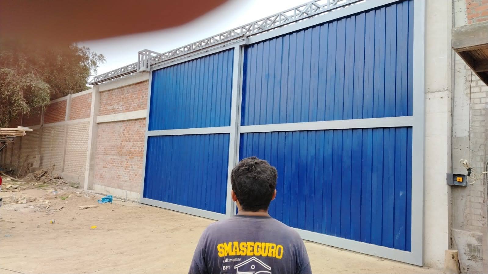 Motor NICE Run 2500 instalado en portón corredero industrial en Lima