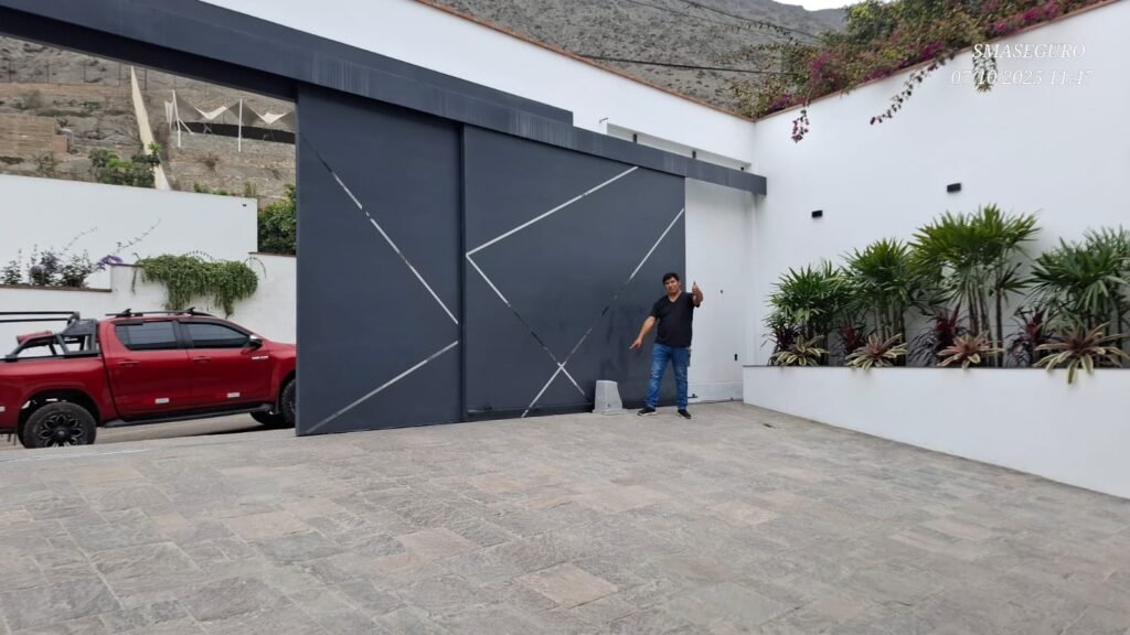 portón corredizo moderno de dos hojas automatizado para cochera residencial