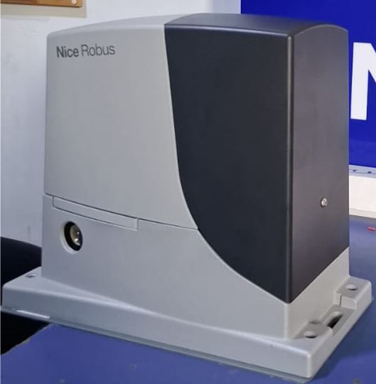 Motor NICE ROBUS1000 para portón corredizo de hasta 1000 kg con tecnología 24 V Inverter
